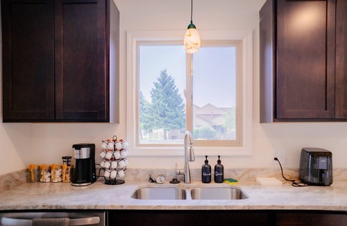 Sterling Heights Casa | 🎗️Lux Retreat- Hot Tub - Movie Nights- King Bed