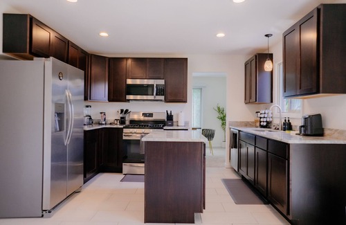 Sterling Heights Casa | 🎗️Lux Retreat- Hot Tub - Movie Nights- King Bed