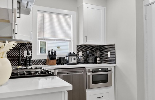Somerville Apartamento | LUX Retreat Home with Yard & Parking