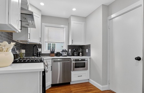 Somerville Apartamento | LUX Retreat Home with Yard & Parking
