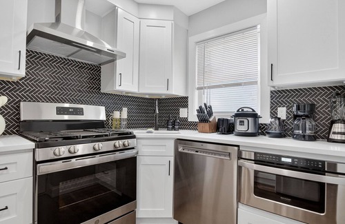 Somerville Apartamento | LUX Retreat Home with Yard & Parking