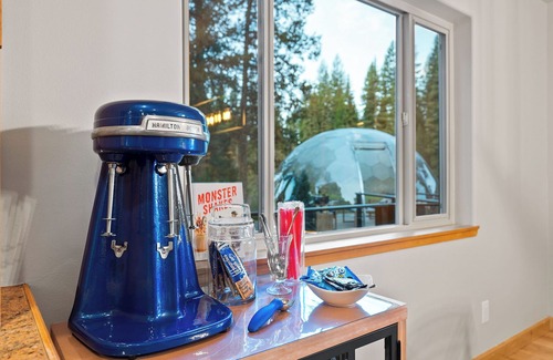 Olney Cabina | Lux Riverfront Cabin w/ Hot Tub