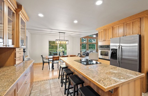 Olney Cabina | Lux Riverfront Cabin w/ Hot Tub