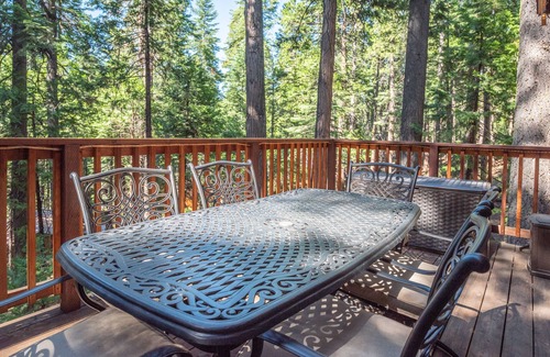 Arnold Cabina | Lux's Lair - Classic Chalet in Big Trees Village
