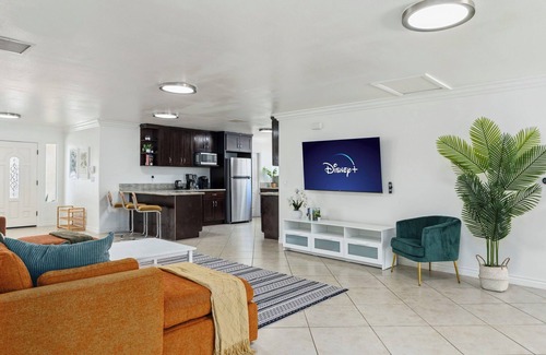 Southwest Anaheim Casa | Lux spacious 5BD house with Hot tub, Wi-Fi, AC, and games in brilliant Anaheim