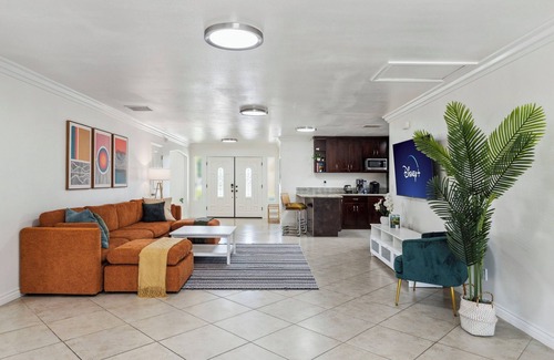 Southwest Anaheim Casa | Lux spacious 5BD house with Hot tub, Wi-Fi, AC, and games in brilliant Anaheim