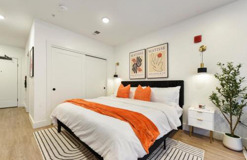 East Liberty Apartamento | LUX Studio King Bed Gym Free Parking