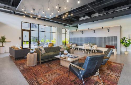 East Liberty Apartamento | LUX Studio King Bed Gym Free Parking