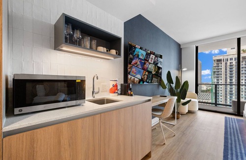 Downtown Miami Apartamento | Lux Studio W City Views and Pool
