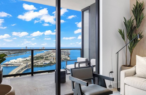 Downtown Miami Apartamento | Lux Studio W City Views and Pool