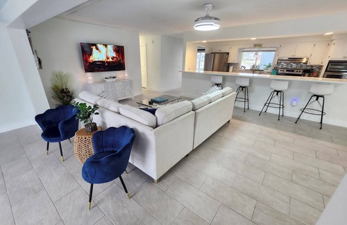 Yacht Club Villa | Villa w/pool 4 bed 3 bath on canal. Walk to downtown. Boat & Car rental avail
