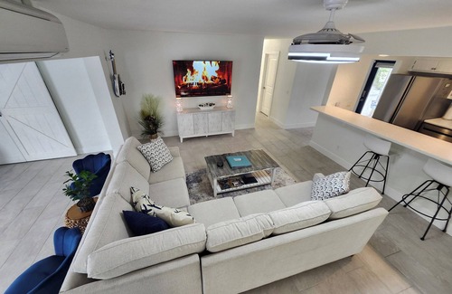Yacht Club Villa | Villa w/pool 4 bed 3 bath on canal. Walk to downtown. Boat & Car rental avail