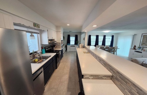 Yacht Club Villa | Villa w/pool 4 bed 3 bath on canal. Walk to downtown. Boat & Car rental avail