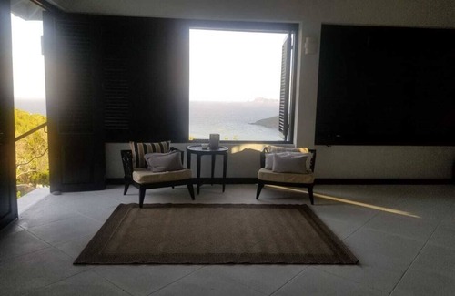 Spring Estate Villa | Vistas al mar y servicios completos.