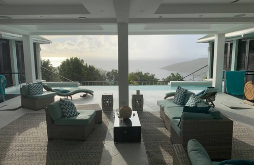 Spring Estate Villa | Vistas al mar y servicios completos.