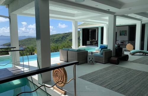 Spring Estate Villa | Vistas al mar y servicios completos.