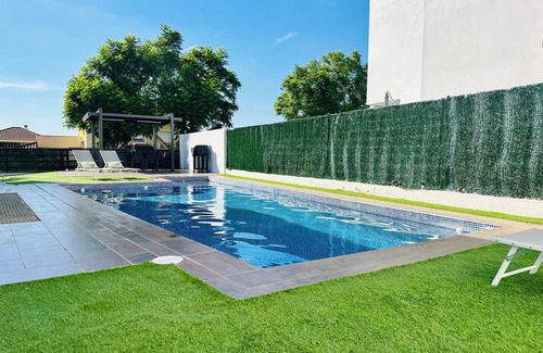 Dos Hermanas Chalet De Esquí | Lux Villa with Year-Round Heated Pool, beautiful outdoor space & Game Room