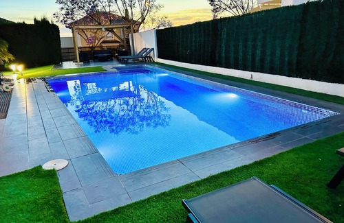 Dos Hermanas Chalet De Esquí | Lux Villa with Year-Round Heated Pool, beautiful outdoor space & Game Room