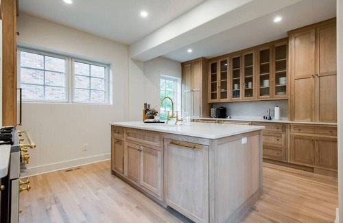 Nashville Casa | Lux West Nash Tudor, 4mi to DT, Sleeps 9