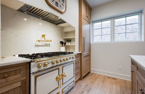 Nashville Casa | Lux West Nash Tudor, 4mi to DT, Sleeps 9