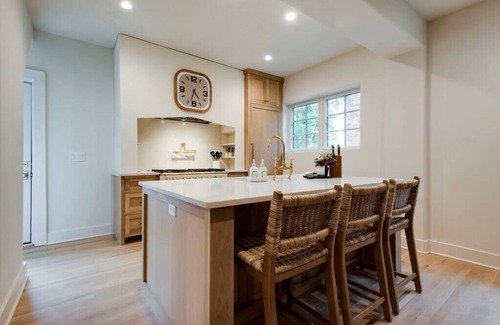 Nashville Casa | Lux West Nash Tudor, 4mi to DT, Sleeps 9