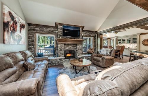 Shaver Lake Casa | Lux Western Cabin Pool Table Ping Pong Vibes