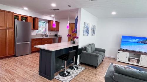 Harbor Heights Casa | LuxCoral - 4 Min walk to beach!