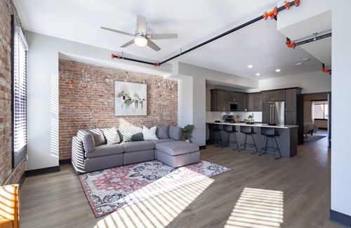Janesville Apartamento | Luxe 1-bedroom Steps from Everything in Downtown Janesville