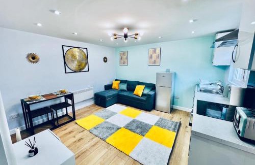 Luton Chalet De Esquí | Luxe 1B Chalet, HotTub, free parking Nr LTN Airport, L&D Hosp, Whipsnade Zoo, fast trains into Central London