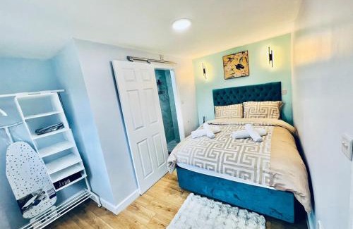 Luton Chalet De Esquí | Luxe 1B Chalet, HotTub, free parking Nr LTN Airport, L&D Hosp, Whipsnade Zoo, fast trains into Central London