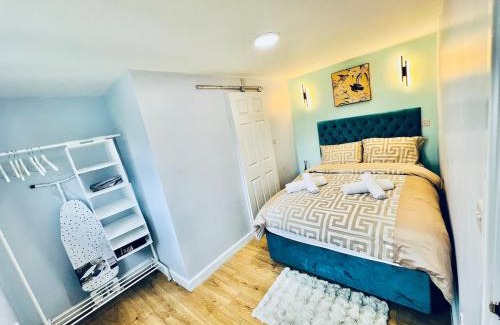 Luton Chalet De Esquí | Luxe 1B Chalet, HotTub, free parking Nr LTN Airport, L&D Hosp, Whipsnade Zoo, fast trains into Central London