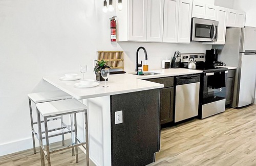 Elizabeth Apartamento | Luxe 1BR King-near NYC, EWR,Prudential, NJPAC,Dwntwn Newark, MetLife