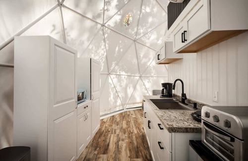 Capon Bridge Apartamento | Luxe 2 Bed Dome w Hot Tub, Deck, Fire Pit & Bath