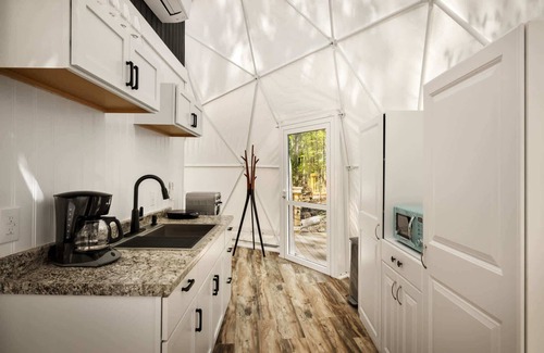 Capon Bridge Apartamento | Luxe 2 Bed Dome w Hot Tub, Deck, Fire Pit & Bath