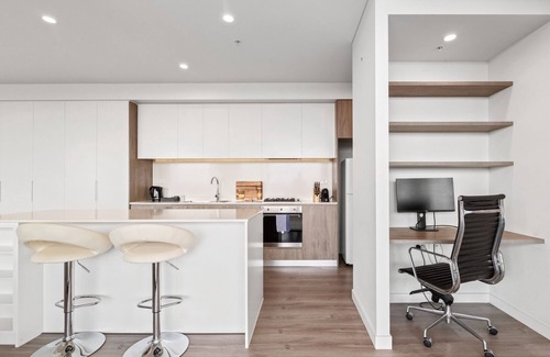 Lidcombe Apartamento | Luxe 2-Bed: Modern Interiors, Balcony & BBQ Area