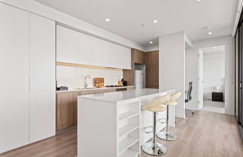 Lidcombe Apartamento | Luxe 2-Bed: Modern Interiors, Balcony & BBQ Area