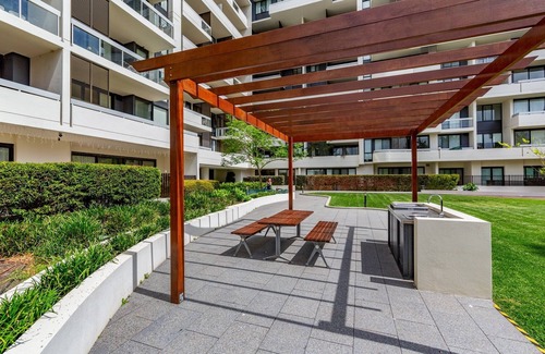 Lidcombe Apartamento | Luxe 2-Bed: Modern Interiors, Balcony & BBQ Area