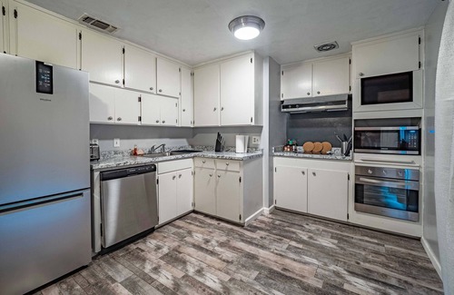 Carmichael Apartamento | Luxe 2B Home in Carmichael | Netflix | Work Desk