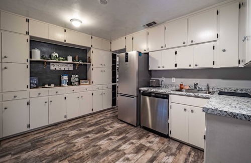 Carmichael Apartamento | Luxe 2B Home in Carmichael | Netflix | Work Desk
