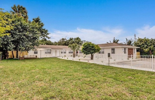 Progressive Northwest Apartamento | De lujo 2hab/ 1baño, Palm Beach, estacionamiento gratuito, con área de...