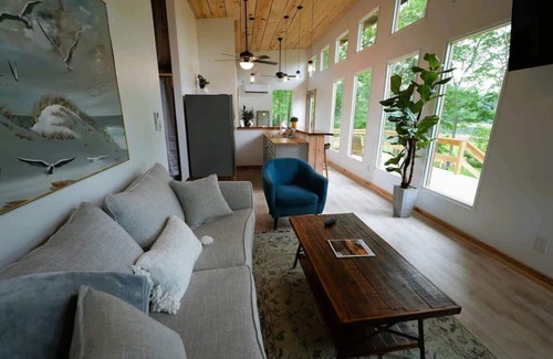 Locustville Cabaña | Luxe 2BR Cabin with Deck and Creek View - Working Farm