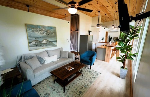 Locustville Cabaña | Luxe 2BR Cabin with Deck and Creek View - Working Farm