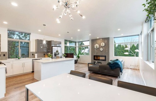 Ballard Casa | Luxe 3Bdr Home | Parking | Roof Oasis | City Views