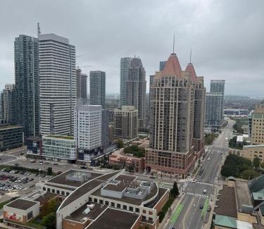 Downtown Mississauga Apartamento | Luxe 3BR 2 Bath Condo Steps from Square one Mall