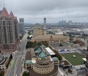 Downtown Mississauga Apartamento | Luxe 3BR 2 Bath Condo Steps from Square one Mall