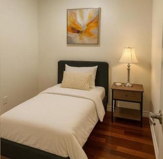 Downtown Mississauga Apartamento | Luxe 3BR 2 Bath Condo Steps from Square one Mall