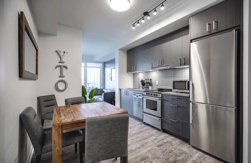 Church and Wellesley Apartamento | Luxe 3BR Apt with GYM and Pool near Allan Gardens