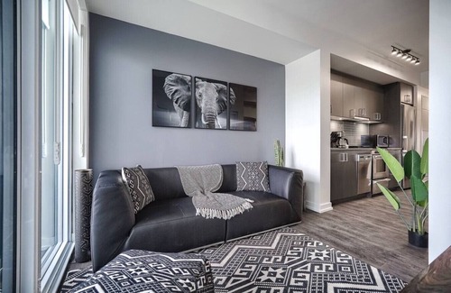 Church and Wellesley Apartamento | Luxe 3BR Apt with GYM and Pool near Allan Gardens