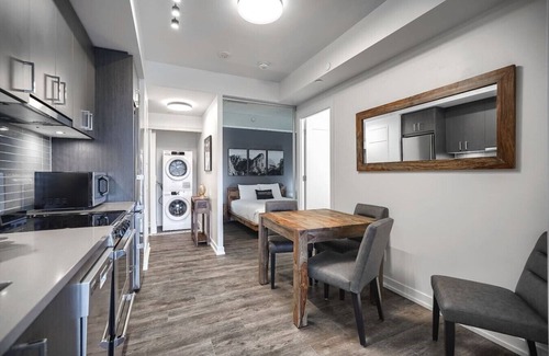 Church and Wellesley Apartamento | Luxe 3BR Apt with GYM and Pool near Allan Gardens