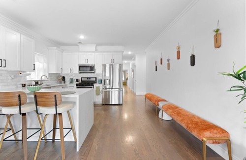 Greenville Apartamento | Luxe 3BR Backyard Zen [25 min to NYC] [Sleeps 10]
